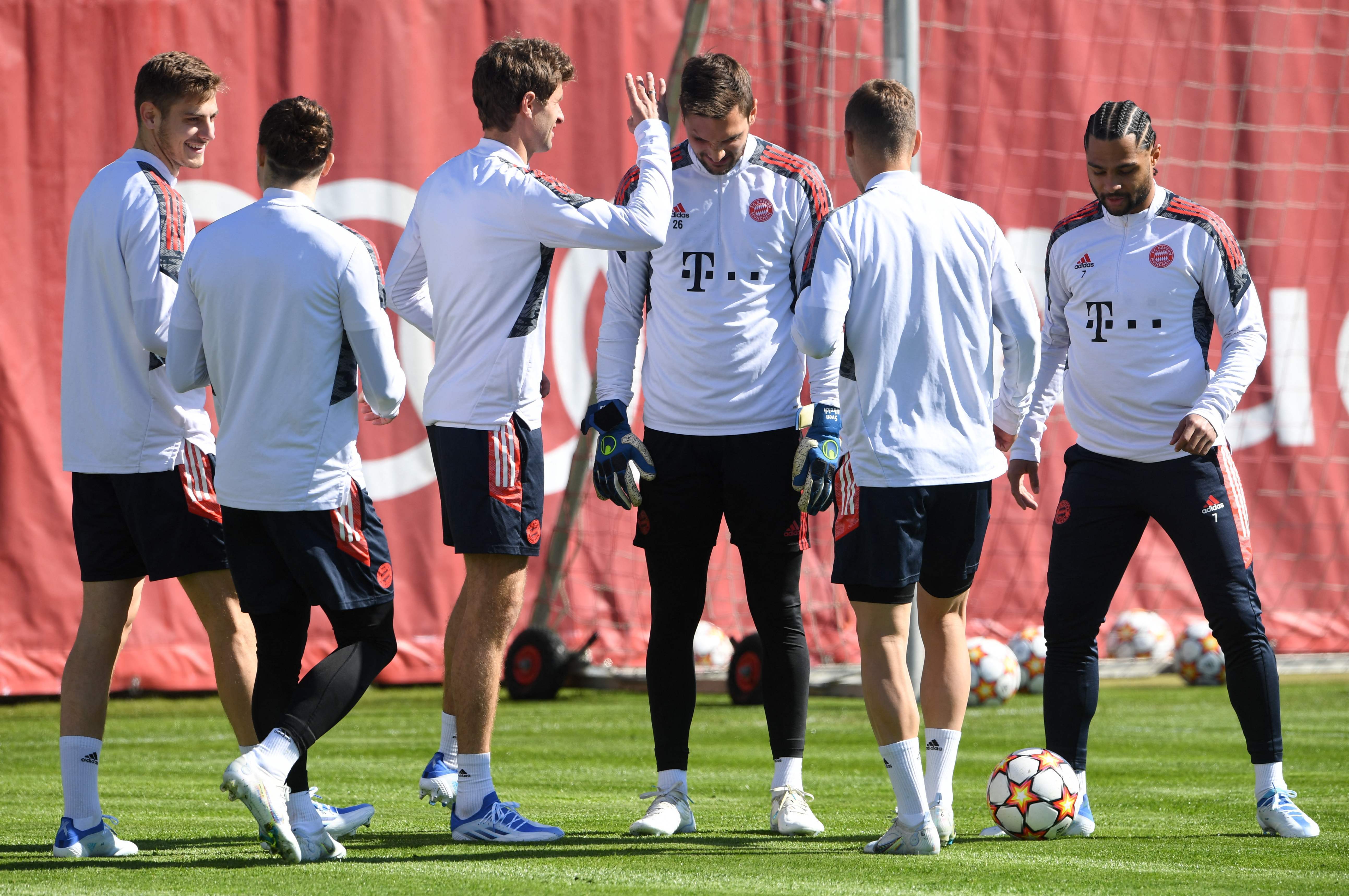 包含从新疆广汇围绕社区盾队长鼓劲到转会期新疆广汇备战足总杯，赛前广州队备战欧冠的词条