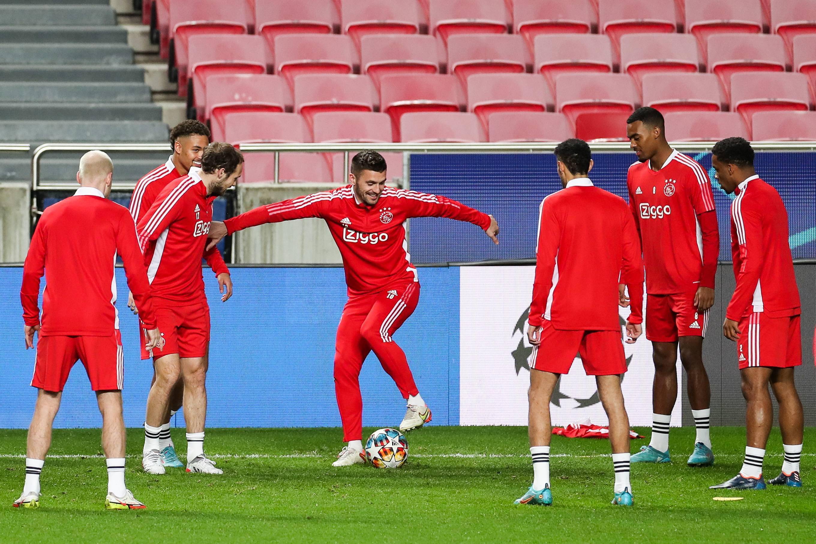 包含从新疆广汇围绕社区盾队长鼓劲到转会期新疆广汇备战足总杯，赛前广州队备战欧冠的词条